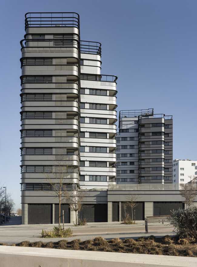 Three towers for housing and stores in Madrid. Panoramic views, social interaction and integration with nature are the highlights of the project