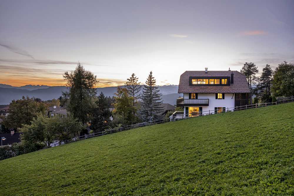 Inside the traditions and under a monumental roof. The House K2 on the South Tyrolean plateau of Renon