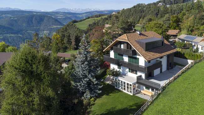Las tradiciones bajo un techo monumental. Casa K2 en el altiplano de Renon en el Alto Adigio