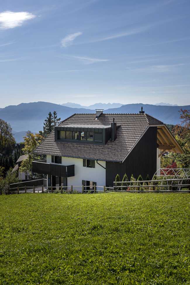 Las tradiciones bajo un techo monumental. Casa K2 en el altiplano de Renon en el Alto Adigio