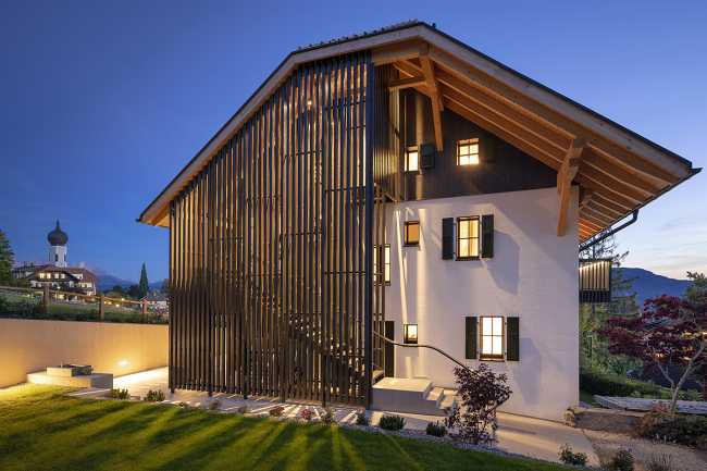 Las tradiciones bajo un techo monumental. Casa K2 en el altiplano de Renon en el Alto Adigio