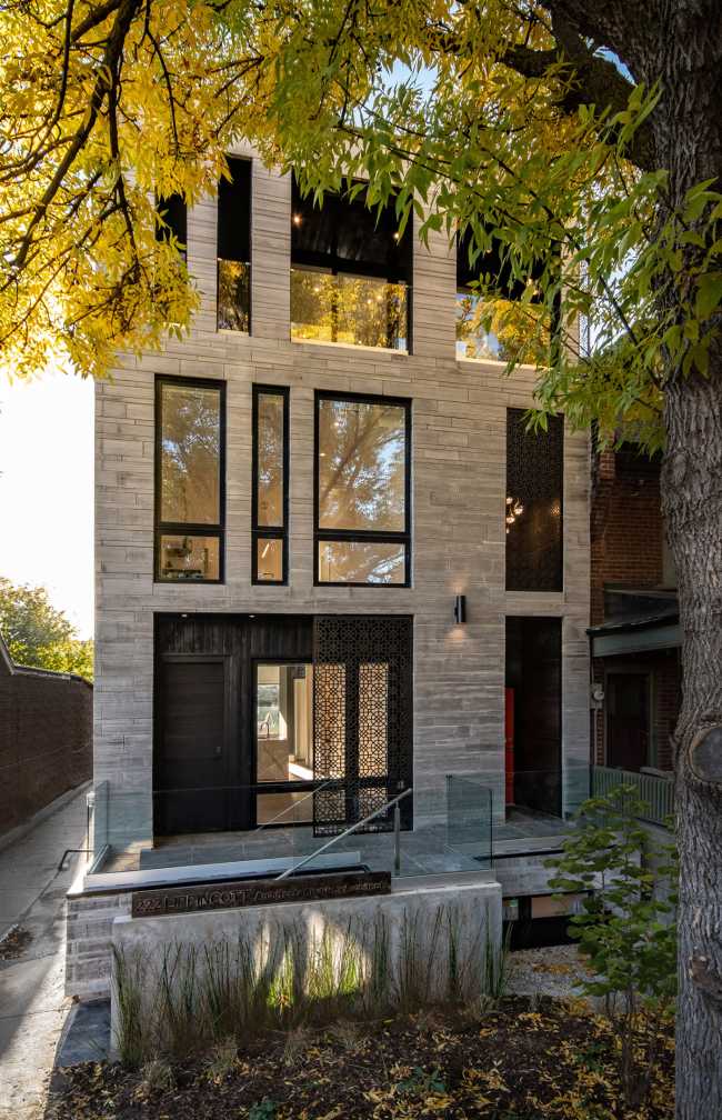 Brother's Residence.Three-family housing where space, privacy, comfort and connection to the outdoors reign supreme