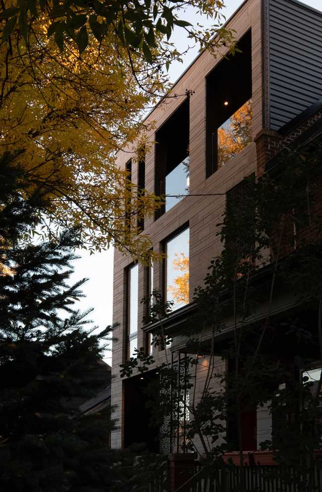 Brother's Residence.Three-family housing where space, privacy, comfort and connection to the outdoors reign supreme