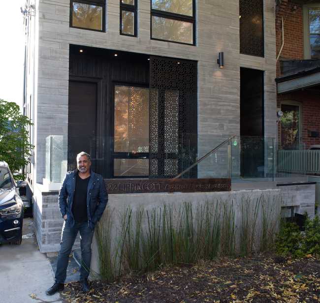 Brother's Residence.Three-family housing where space, privacy, comfort and connection to the outdoors reign supreme