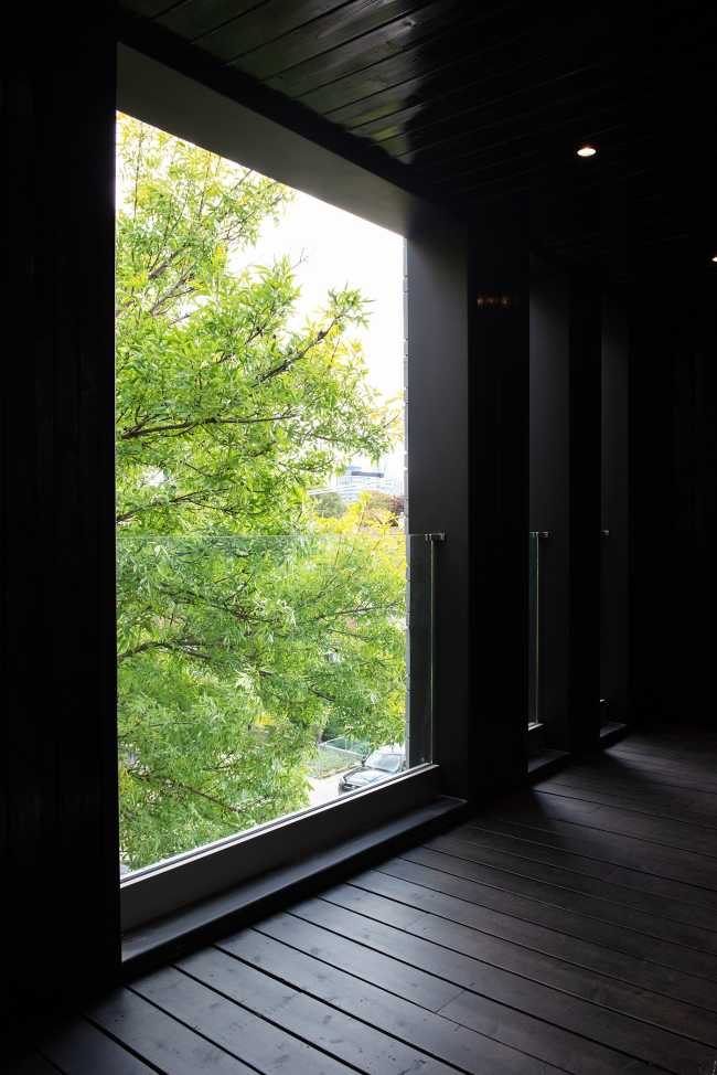 Brother's Residence.Three-family housing where space, privacy, comfort and connection to the outdoors reign supreme