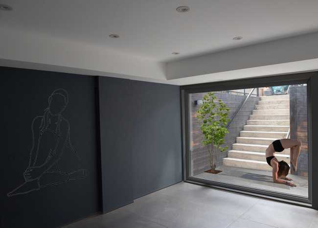 Brother's Residence.Three-family housing where space, privacy, comfort and connection to the outdoors reign supreme