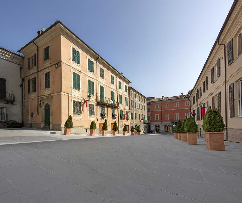 Riqualificazione urbana a Serravalle Scrivia. Una pavimentazione che rivede in chiave moderna quella  preesistente