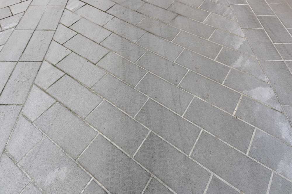 Riqualificazione urbana a Serravalle Scrivia. Una pavimentazione che rivede in chiave moderna quella  preesistente