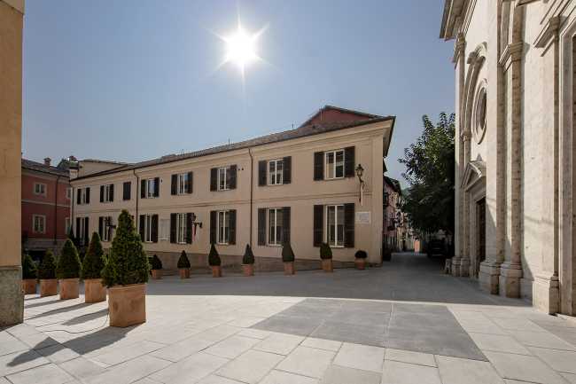 Riqualificazione urbana a Serravalle Scrivia. Una pavimentazione che rivede in chiave moderna quella  preesistente