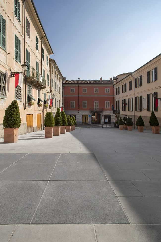 Riqualificazione urbana a Serravalle Scrivia. Una pavimentazione che rivede in chiave moderna quella  preesistente