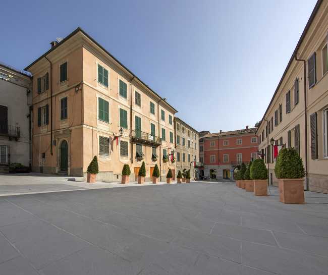 Riqualificazione urbana a Serravalle Scrivia. Una pavimentazione che rivede in chiave moderna quella  preesistente