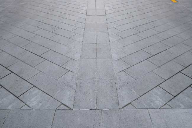 Riqualificazione urbana a Serravalle Scrivia. Una pavimentazione che rivede in chiave moderna quella  preesistente