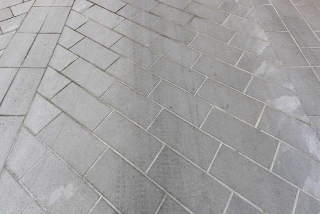 Riqualificazione urbana a Serravalle Scrivia. Una pavimentazione che rivede in chiave moderna quella  preesistente