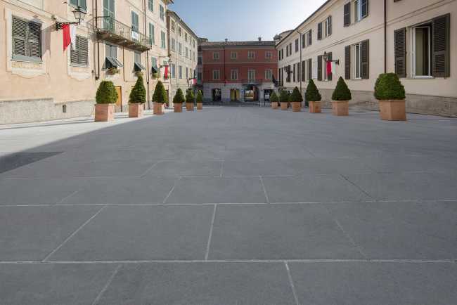 Riqualificazione urbana a Serravalle Scrivia. Una pavimentazione che rivede in chiave moderna quella  preesistente