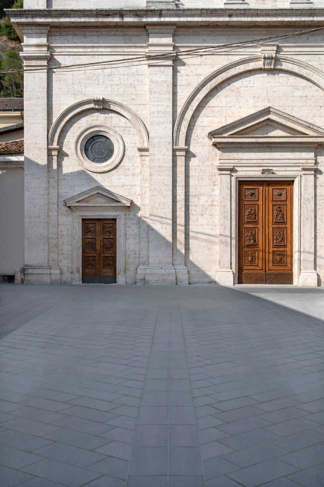 Riqualificazione urbana a Serravalle Scrivia. Una pavimentazione che rivede in chiave moderna quella  preesistente