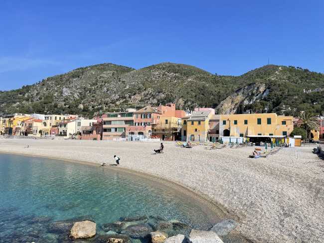 Intervento di recupero di un’abitazione. Ripristino della facciata sulla spiaggia di Varigotti