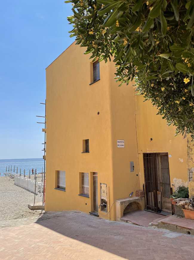 Intervento di recupero di un’abitazione. Ripristino della facciata sulla spiaggia di Varigotti