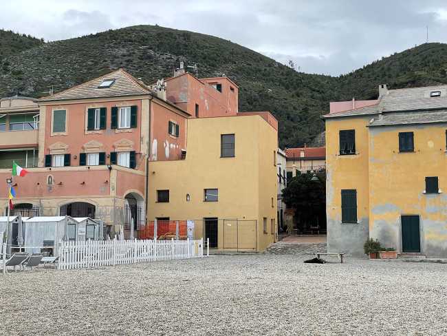Intervento di recupero di un’abitazione. Ripristino della facciata sulla spiaggia di Varigotti