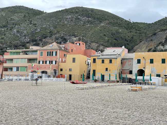 Intervento di recupero di un’abitazione. Ripristino della facciata sulla spiaggia di Varigotti