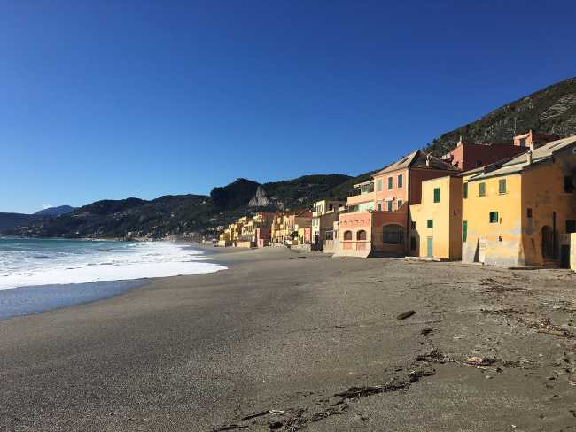 Intervento di recupero di un’abitazione. Ripristino della facciata sulla spiaggia di Varigotti