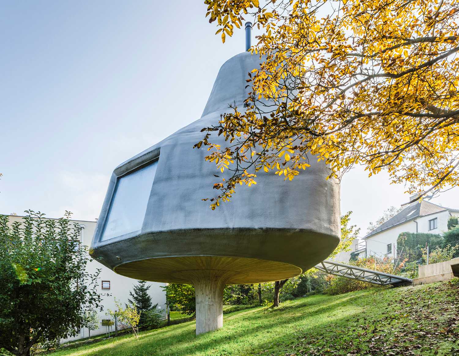 La casa che finge di essere un albero: House in the Orchard