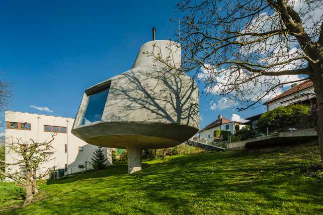 The house which poses as a tree: House in the Orchard