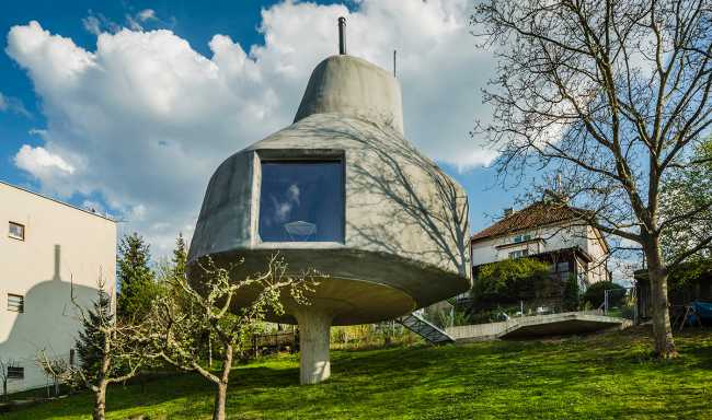 The house which poses as a tree: House in the Orchard