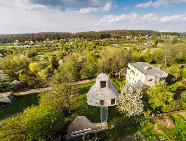 The house which poses as a tree: House in the Orchard