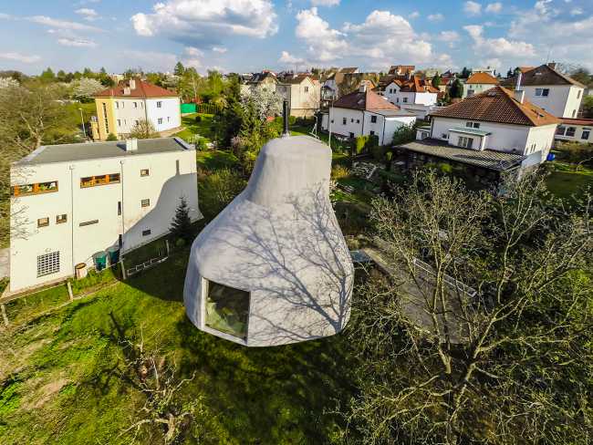 The house which poses as a tree: House in the Orchard