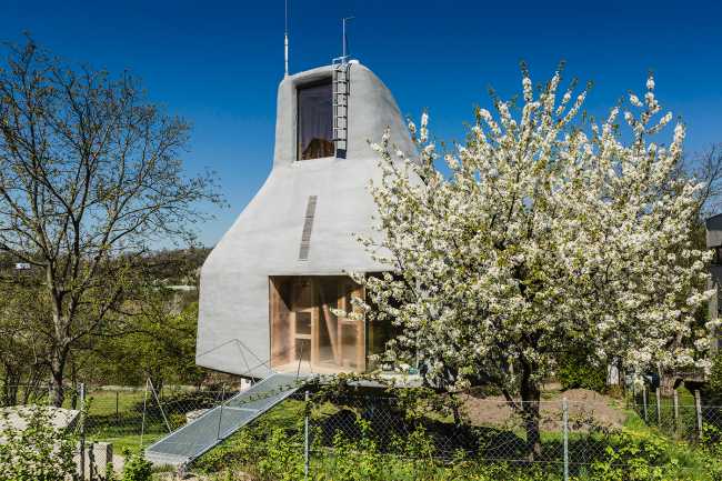 The house which poses as a tree: House in the Orchard