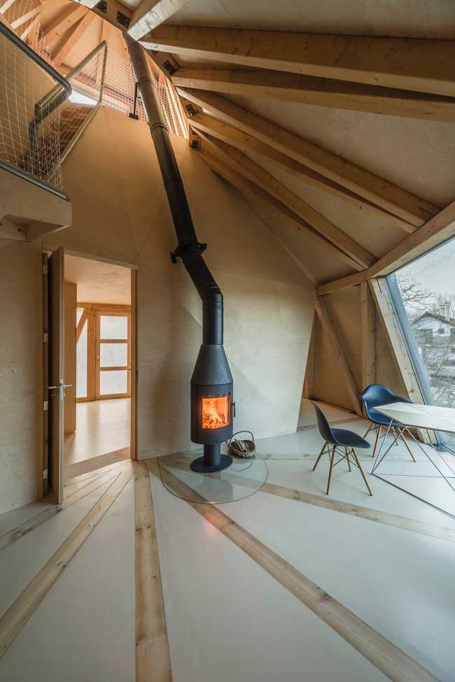 The house which poses as a tree: House in the Orchard