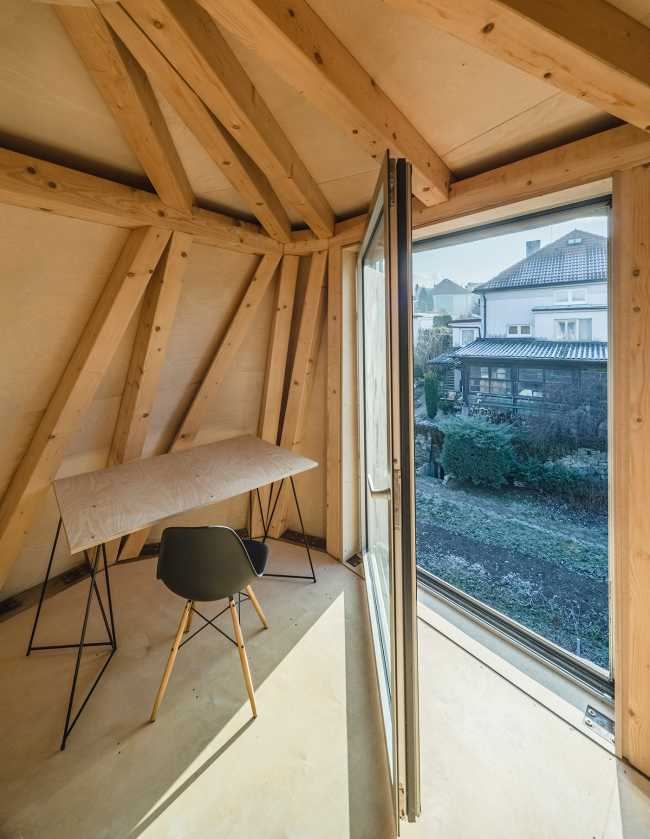 The house which poses as a tree: House in the Orchard