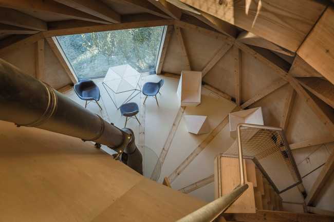 The house which poses as a tree: House in the Orchard