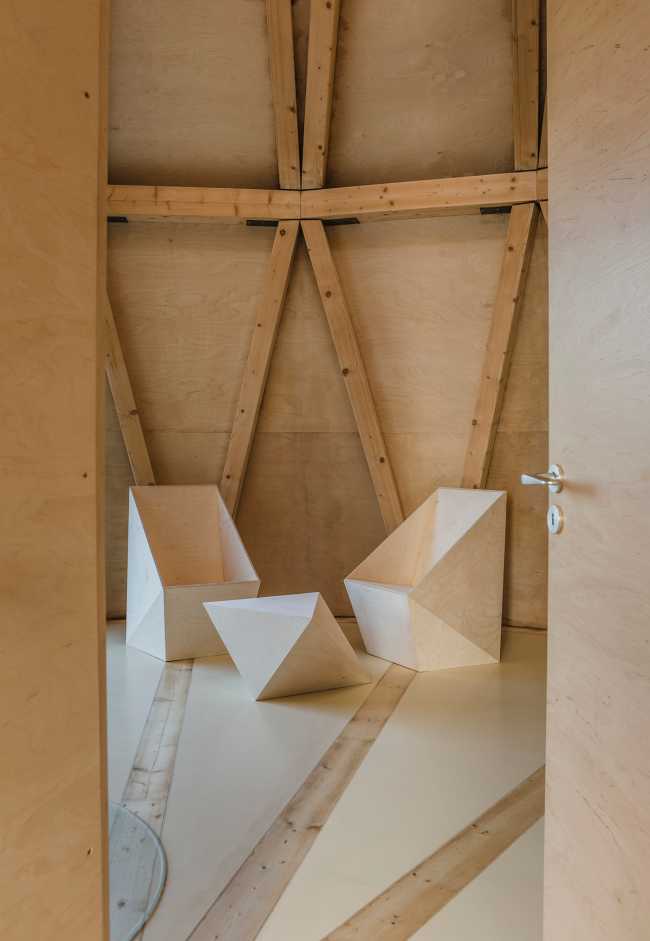 The house which poses as a tree: House in the Orchard