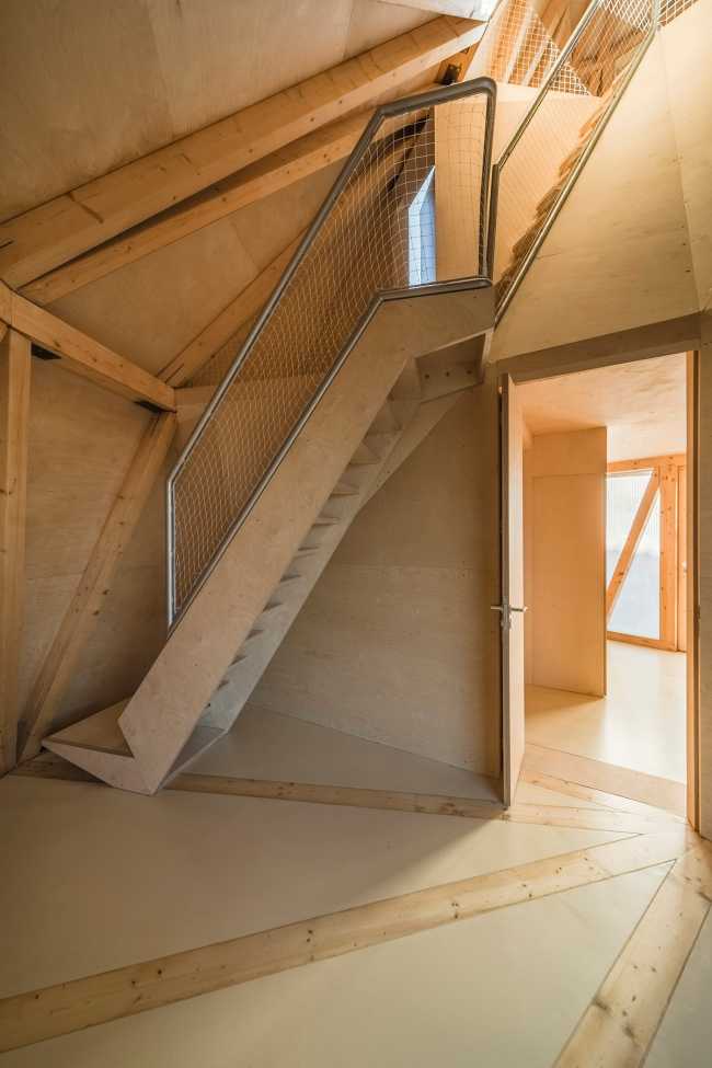 The house which poses as a tree: House in the Orchard