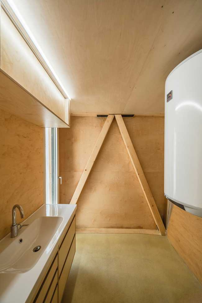 The house which poses as a tree: House in the Orchard