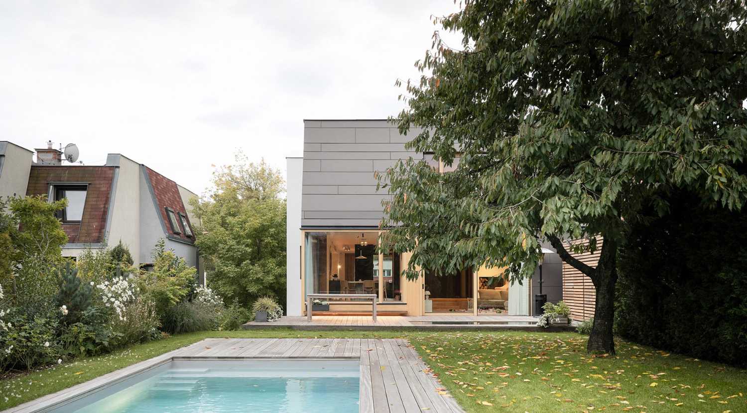 Reconstruction de la Cherry Tree House à Prague : Une maison extravagante mais conforme aux règles