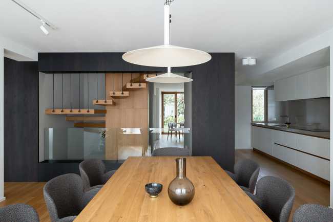 Restauración de la Cherry Tree House en Praga. Una casa extravagante que no rompe las reglas