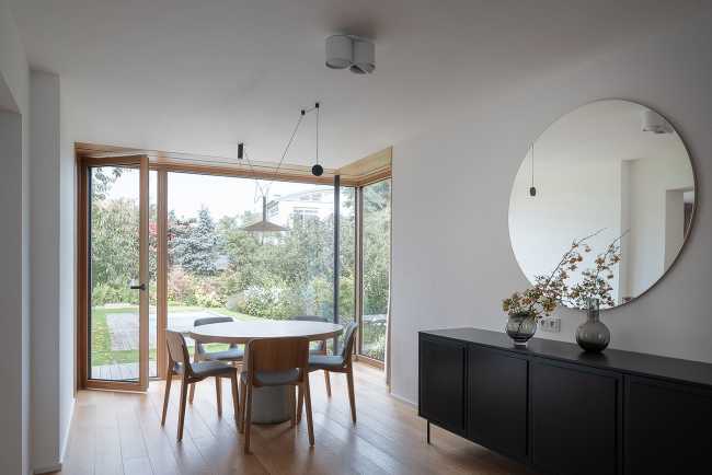 Restauración de la Cherry Tree House en Praga. Una casa extravagante que no rompe las reglas