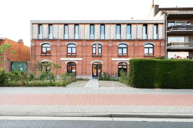 Four families with a shared vision. Redesigning a police station to an environmentally green and sustainable cohousing