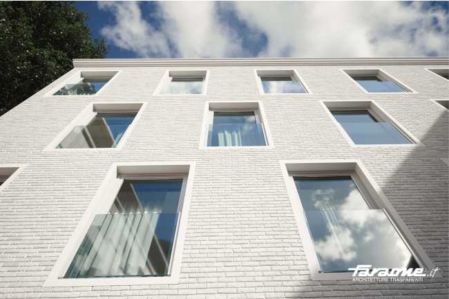 Balcone alla francese. Parapetti che regalano eleganza, luminosità e sicurezza