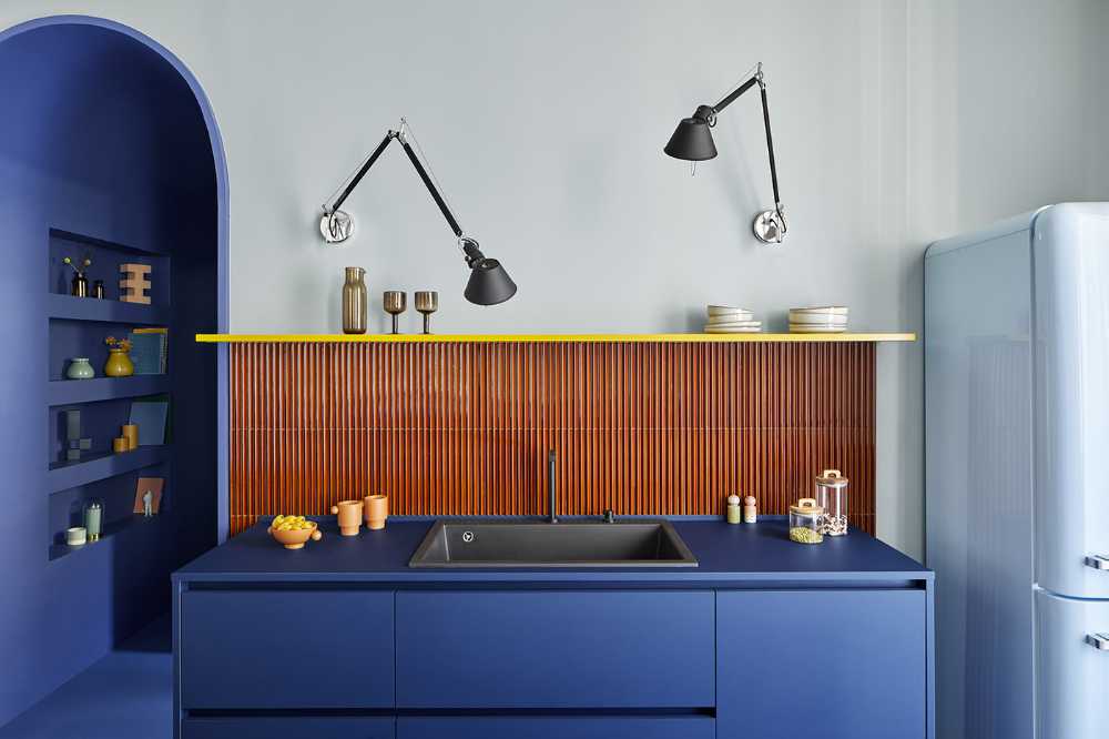 A renovation with lots of color. A retro apartment, where the art and the texture are well matched