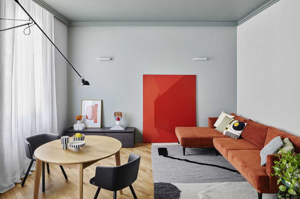 A renovation with lots of color. A retro apartment, where the art and the texture are well matched
