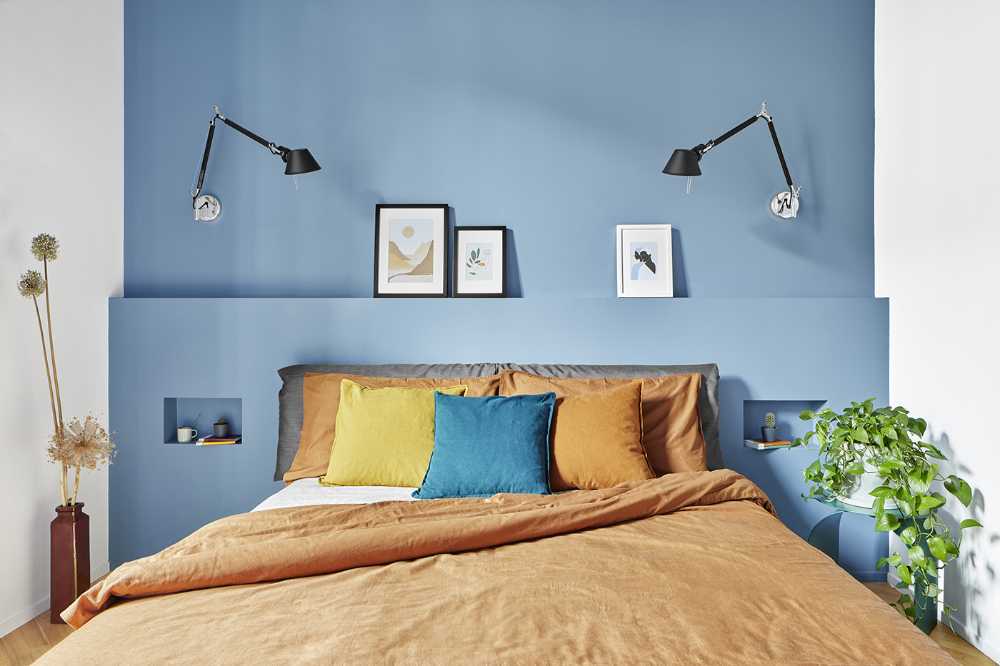 A renovation with lots of color. A retro apartment, where the art and the texture are well matched
