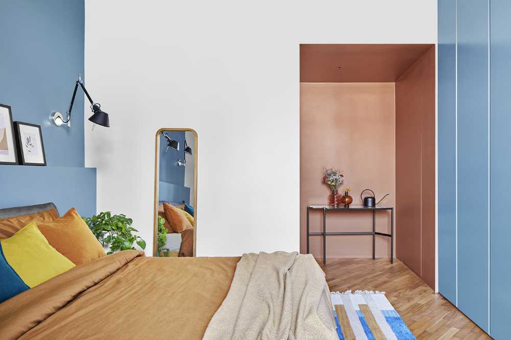 A renovation with lots of color. A retro apartment, where the art and the texture are well matched