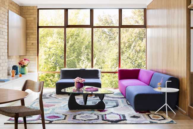 Colore e ampi spazi per celebrare la gioia di stare in famiglia. Un restyling architettonico da vita al Modernist Wonderland