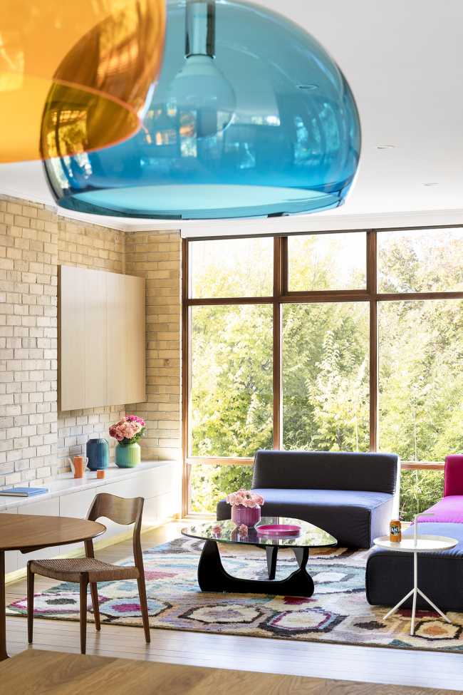 Colore e ampi spazi per celebrare la gioia di stare in famiglia. Un restyling architettonico da vita al Modernist Wonderland