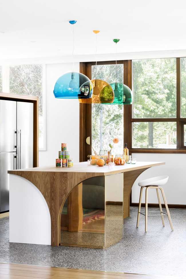 Colore e ampi spazi per celebrare la gioia di stare in famiglia. Un restyling architettonico da vita al Modernist Wonderland