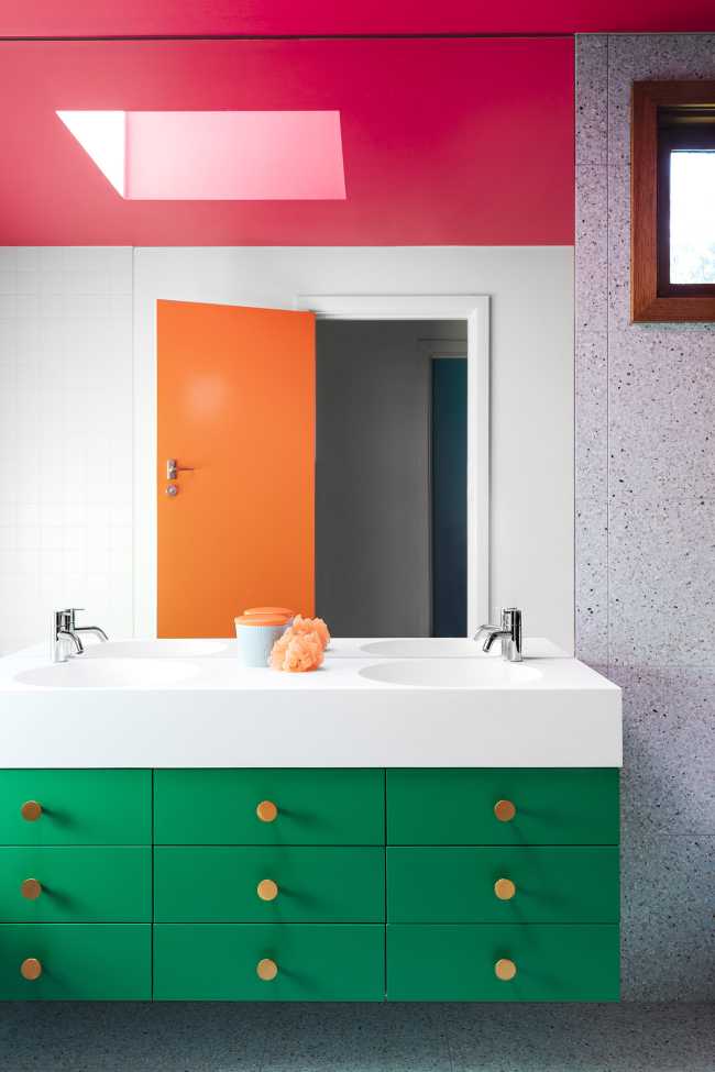 Colore e ampi spazi per celebrare la gioia di stare in famiglia. Un restyling architettonico da vita al Modernist Wonderland