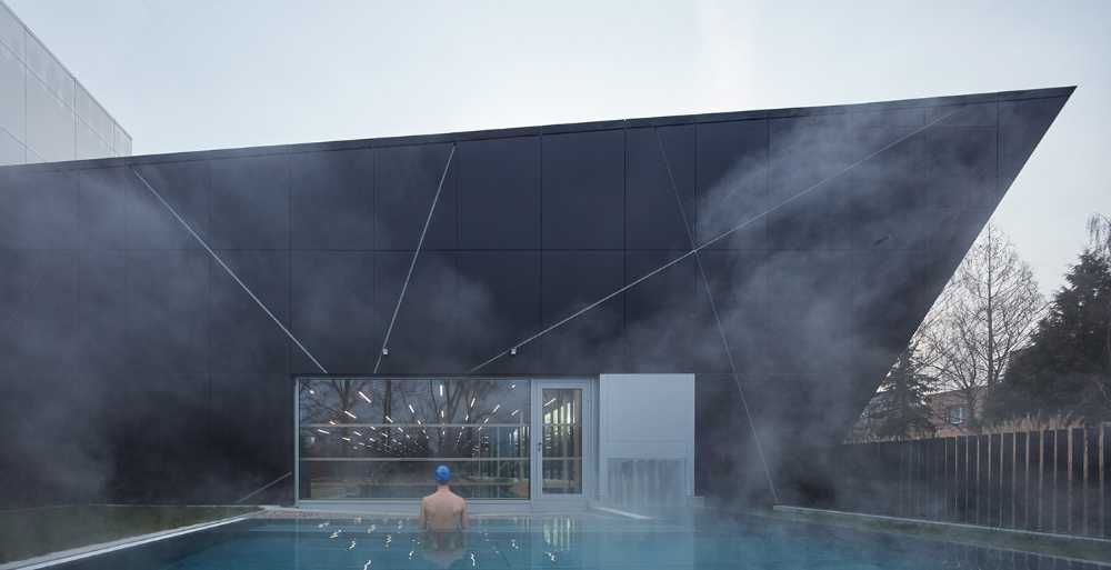 Piscina comunale di Louny come una roccia appuntita che rivela il suo cuore prezioso per il benessere dei cittadini